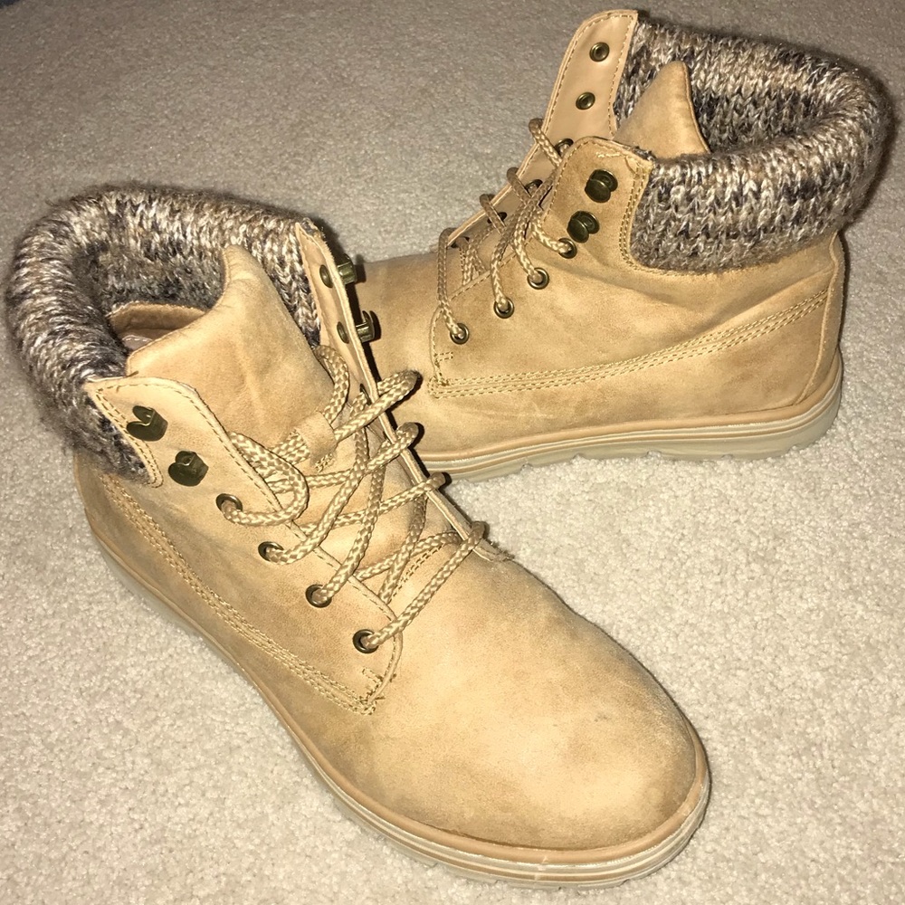 Cliffs by White Mountain women’s tan boots. Size 9